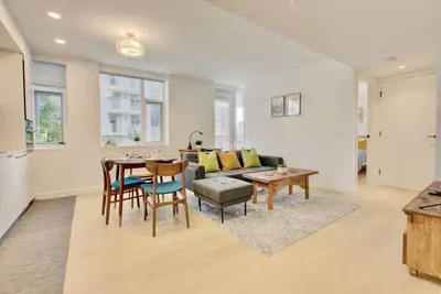 Image de New English Bay luxury High Rise /King Bed /500m WiFi/ Parking/Disney +/Ac/Clean