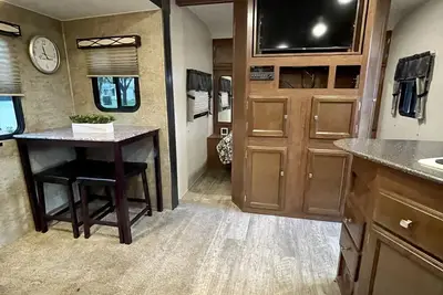 Image de Cozy Camper Delivered to You!