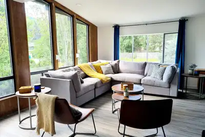Image de Swansea's best kept secret! Well situated, recently renovated, family operated.
