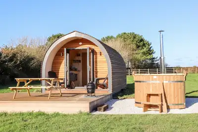 Sea View, romantic, with hot tub in St Buryan