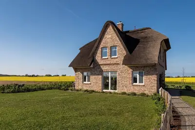Image de Relax in the thatched house with sauna, fireplace, water view and Xxl garden