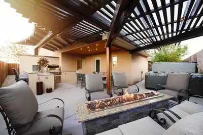 Image de Family and Pet Friendly! Luxurious Backyard Amenities! Jacuzzi! Lots of Parking!