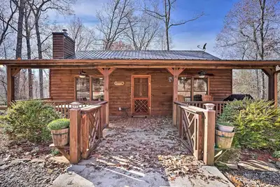 Image de 'Serenity Cabin' w/ Furnished Deck