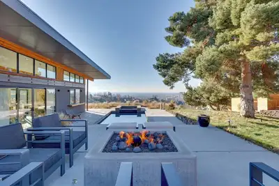 Image de Luxe, Modern Studio w/ Sweeping City Views!
