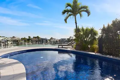 Image de Luxurious Waterfront North Facing 5 bedroom House with pool, pontoon and Deep Water Access