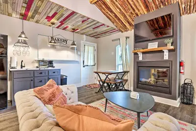 Image de Fredericksburg 'Regan Cottage' w/ Hot Tub!