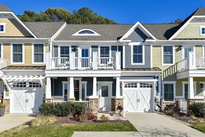 Image de Free Golf at Bear Trap Dunes and More! ! ! <br>This beautiful townhome is located in The Overlook, an exclusive luxury waterfront community only a short drive to the ocean beaches!
