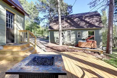 Image de Tall Timbers Lodge with foosball, private hot tub and close to the slopes!