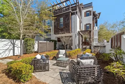 Image de The Watchtower! Outdoor Courtyard! Rooftop Deck! Bring Your Big Dog!
