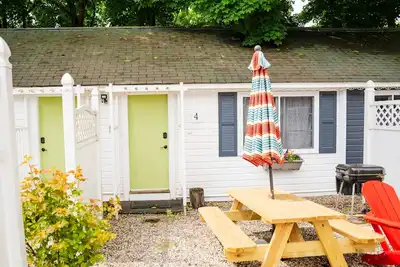 Image de Cottage 4 - Year Round Pet Friendly 1 Bed w\/ Loft \/ 1 Bath & Courtyard