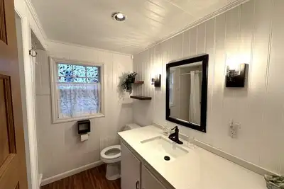 Image de Cottage 12 - Year Round - Pet Friendly -1 King Bed \/ 1 Bath & Courtyard