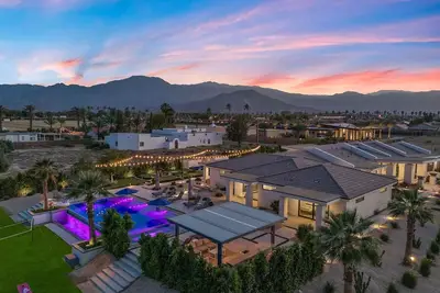 Image de Incredible 45 Ft Pool: 9 Br, 15 Bed, 45 ft pool, 9 putting holes golf, Gameroom