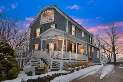 Image de Main House - 3 Story 5 Bed\/ 3 Bath - Wolfeboro