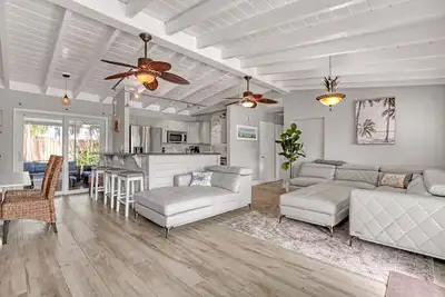 Image de Beach House just steps from Sun & Fun!