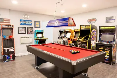 Image de Luxury 4 Bedroom/3 Bathroom Villa with Relaxing Lakeview Private Pool, Grill & Arcade/Game Room!