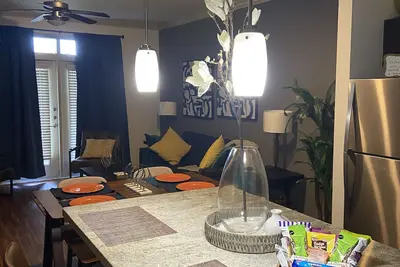 Image de Right across from Nrg Stadium! You are centrally located at the Loop Lounge!