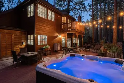 Image de Heavenly Estate. Amazing Backyard with Brand New Luxury Hot Tub. Ev Charger. Games. Bbq and More.