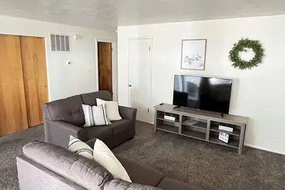 Image de Mid-Town Roomy Apt-Easy Access-Speedy Wifi-Business, School or Vacay!