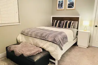 Image de Cozy one bedroom with a large living area&backyard