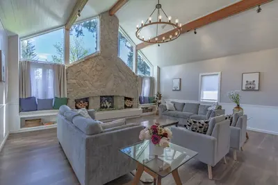Image de 6 Br w/ Steam Shower & space for everyone, located in the heart of the valley