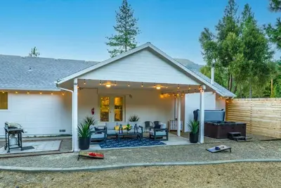 Image de Hot Tub, Pool Table, Fire Place, and Spacious, situated on 3+ Private Acres!