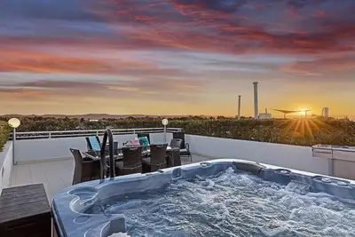 Image de Waterfront Penthouse with heated jacuzzi and private rooftop terrace