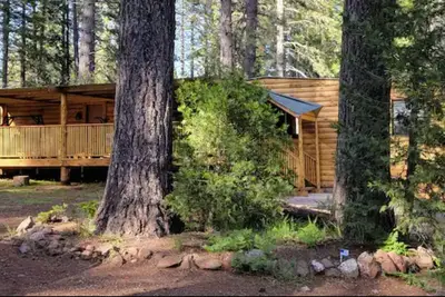 Image de The \"Farmhouse\" with Hot Tub at Living Springs Resort Mt. Lassen