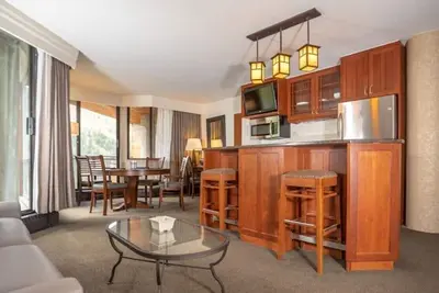 Image de Ski-In/Ski-Out Snowbird King Bedroom plus Sofa Sleeper + Amenities