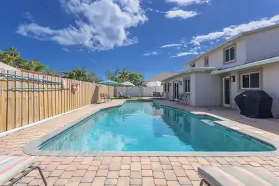 Image de 5/3 House with Salt Heated Pool- 4 min to the Beach, .