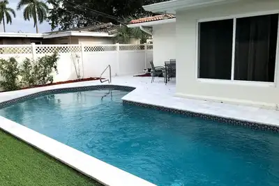 Image de Maison 4 chambres / 2 salles de bain avec piscine chauffée – à 4 min de la plage
