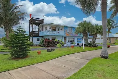 Image de On Hutchinson Island. Large upstairs suite, private pool, beach is minutes away.