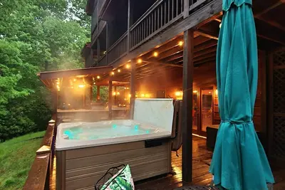 Image de 2 miles to the river! 3 levels, Hot Tub, Outdoor Kitchen, lots of space, kid loft