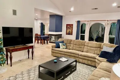 Image de Peacock House/Sleeps 12/Hot Tub/Game Room