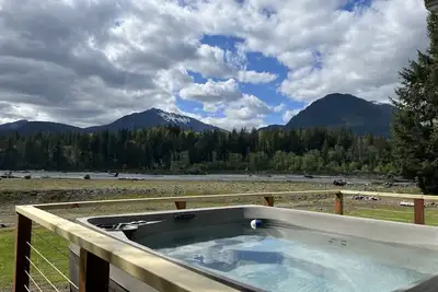 Image de New Hot Tub w a view, Private Wilderness Oasis, Riverfront, Rainier View, Ac