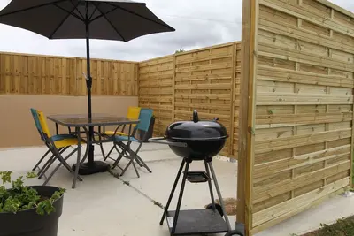 Image de Gîte cosy avec spa privatif, terrasse et parking, au cœur des vignobles du Layon, idéal pour couples.
