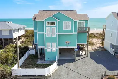 Image de \"4 By The Shore\" - Oceanfront 5 Bed/4. 5 Bath with Private Hot Tub