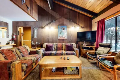 Image de Centrally Located, Spacious Mammoth Home. Great Complex Amenities for All!