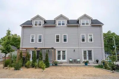 Image de The Grey Beach House! ! In the heart of Grand Bend