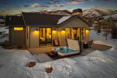 Image de 5 mi to Powder Mnt-18 Mi to Snow Basin! Hot Tub! Arcade Games & Foosball!