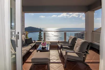 Image de 87 Stairs Apartment - penthouse with the most amazing terrace and sea view