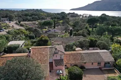 Image de Logement chaleureux, plage à pied, terrasse privée