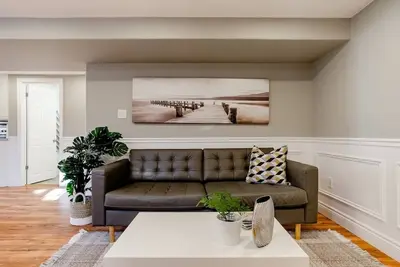 Image de Grimsby Lakeview Suite l 3 Min Walk to Lake Ontario l King Bed l Great Value