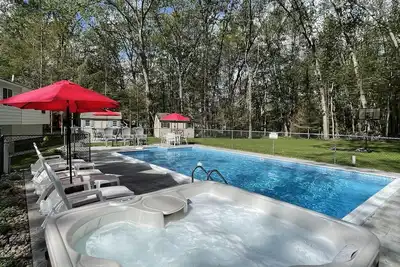 Image de Fully renovated- 2 Living Rooms, Hot Tub, Pool, Game Room, Firepit, Pagoda.