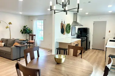 Image de King|Queen|Sofa-Bed| <2 Miles from Campus | Bike Storage