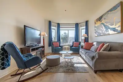 Image de Sunny Oasis in the Heart of Seattle! with Parking and Pool