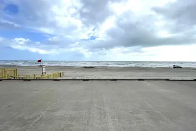 Image de Walking distance to beach!