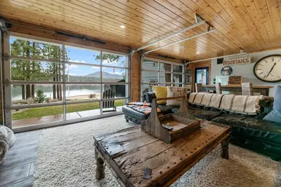 Image de Waterfront. Newly remodeled. Amazing Game Room with Roll-Up Garage Doors. Backyard & Dock! High End.
