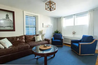 Image de The Yachtsman Suite – Classic Coastal Style in the Heart of Old Town Marblehead