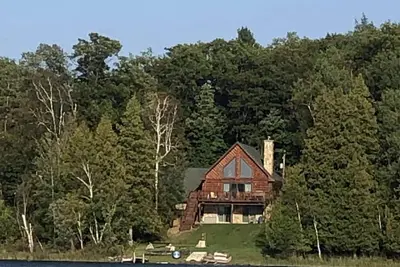Image de Custom Log Home w\/ Lakefront in Northern Michigan 3br\/3ba