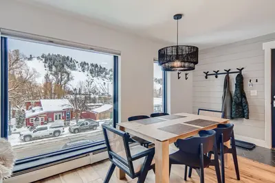 Image de Luxury Condo within walking distance to all the restaurants, shopping and bars.